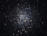 : M72, un des 150 amas globulaire de notre galaxie, la Voie Lactée. Ces amas stellaires présentent une densité d'étoiles très forte. © NASA/ESA/Hubble/HPOW 