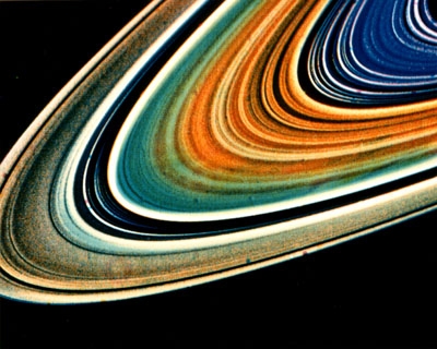 False colour image of Saturn’s rings, as observed by the Voyager 2 probe. The rings consist of countless chunks of rock and ice. Credits : NASA