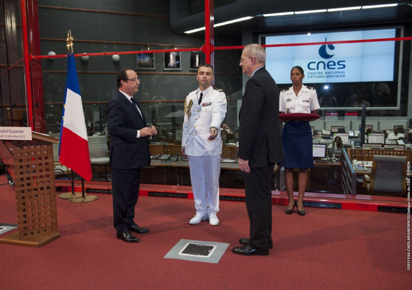 François Hollande a remis au président du CNES, Jean-Yves Le Gall, les insignes d&#039;officier de la Légion d&#039;honneur. Crédits : ESA/CNES/Arianespace/Optique Vidéo du CSG/P. Piron.