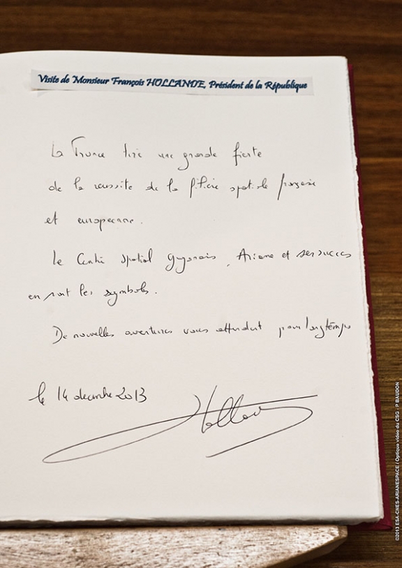 Signature du livre d&#039;or du CSG par le président de la République, François Hollande. Crédits : ESA/CNES/Arianespace/Optique Vidéo du CSG/P. Piron.
